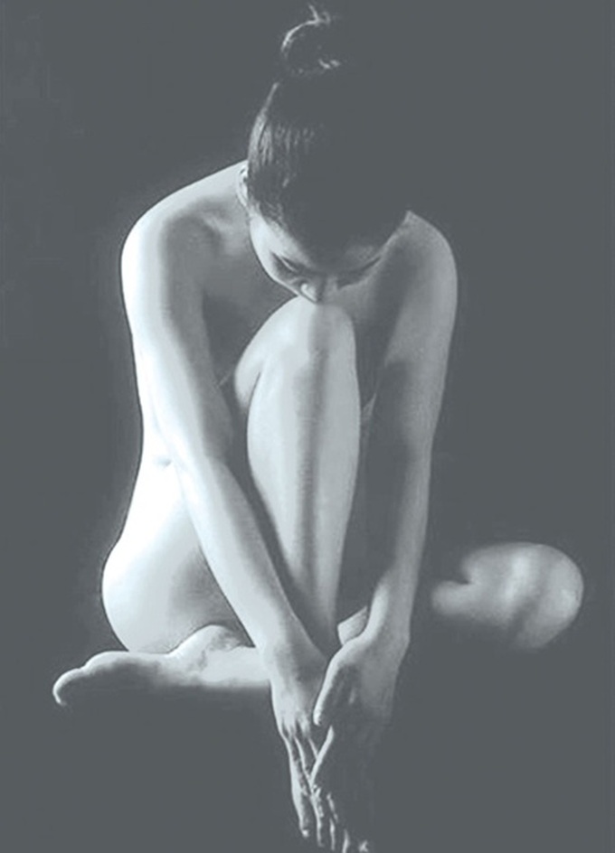 Photographer wins prestigious award for nude works - 1