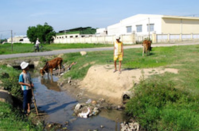 Minister tackles public concerns - 1 Minister tackles public concerns - 1