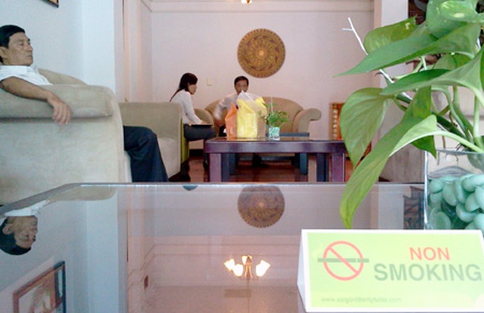Residents slow to accept HCM City's strict smoking ban - 1