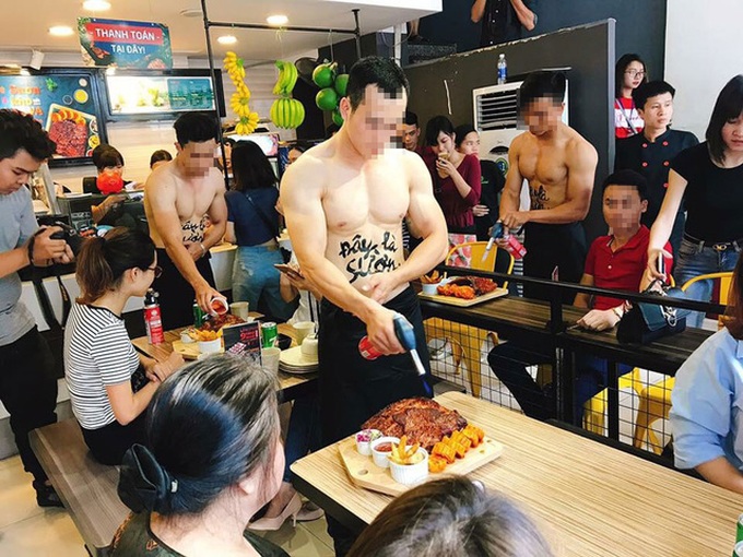 Hanoi shops employ topless men to lure customers - 1