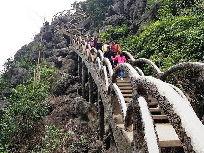 UNESCO grill Vietnam on Trang An stairway - 2 UNESCO grill Vietnam on Trang An stairway - 2