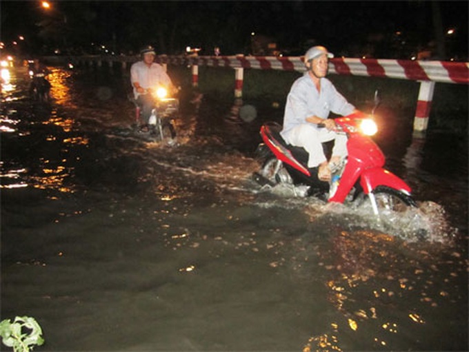 Saigonese plagued by flood tides - 1