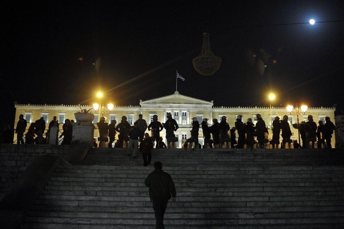 Banks urge full sign-up to Greek debt deal - 1