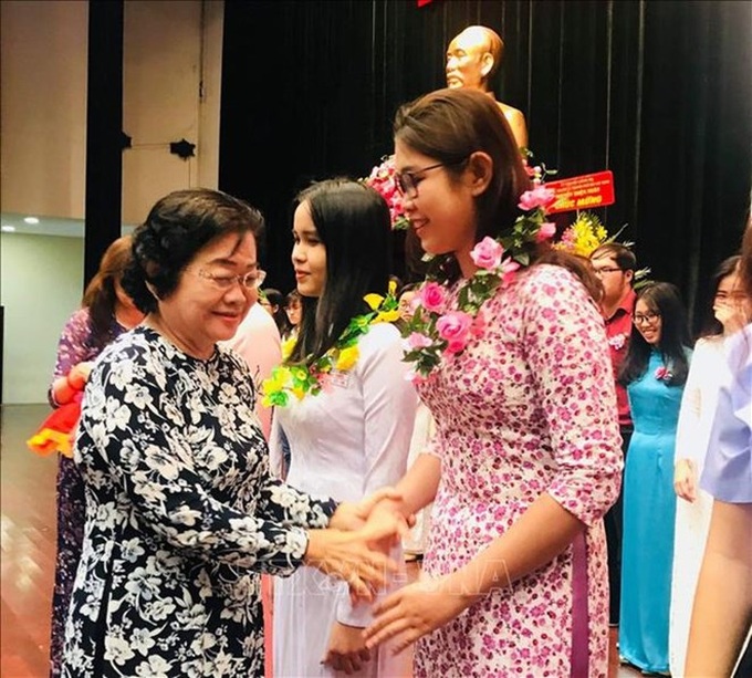 HCM City presents scholarships to over 500 students - 1