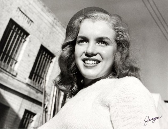 Marilyn photos, Gaga dress sold at LA auction - 1