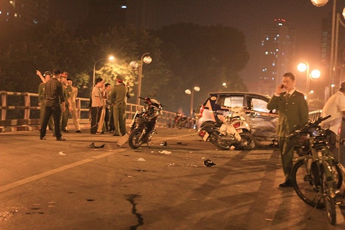 Taxi driver jumps from overpass after hitting seven motorbikes - 5