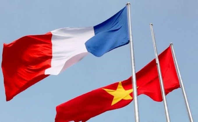 French PM pledges help to Vietnam in coping with climate change - 1 French PM pledges help to Vietnam in coping with climate change - 1