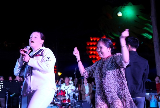 US navy give music show in Danang - 1