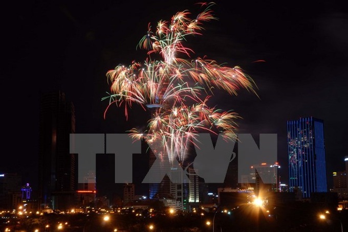 HCM City: New Year’s fireworks set off in two venues - 1