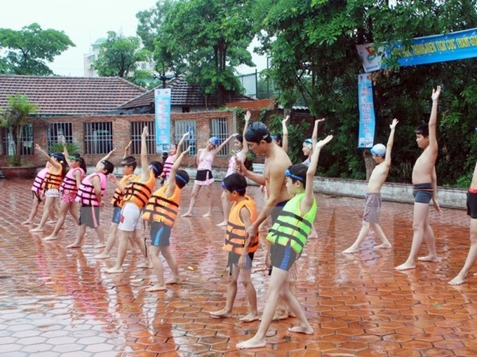Da Nang works to teach children to swim - 1