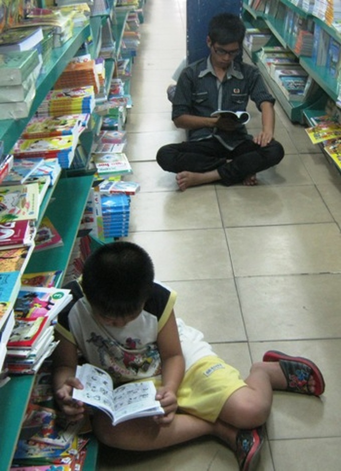 Bookstores provide friendly, free reading environment - 3