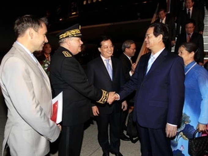 Prime Minister Dung arrives in France - 1