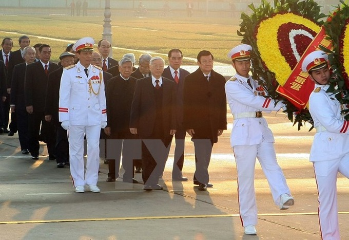 Leaders pay tribute to Ho Chi Minh on Party founding anniversary - 1