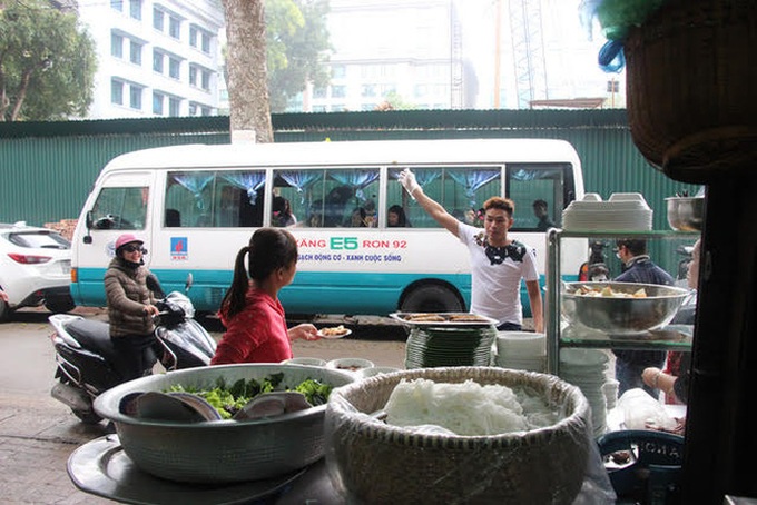 Hanoi restaurant fined for operating out of a bus - 1