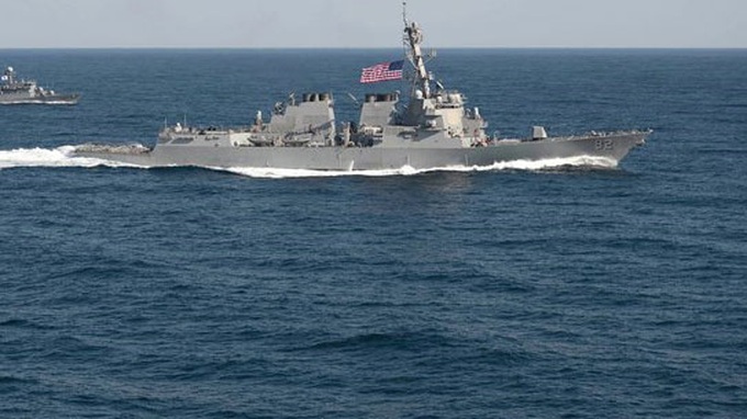 US warship sails near illegally built islands on East Sea - 1