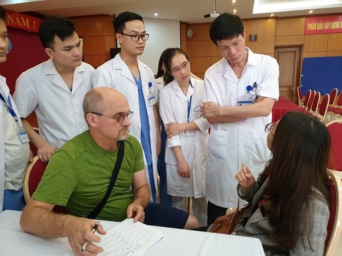 US experts provide plastic surgery for Vietnamese patients - 1