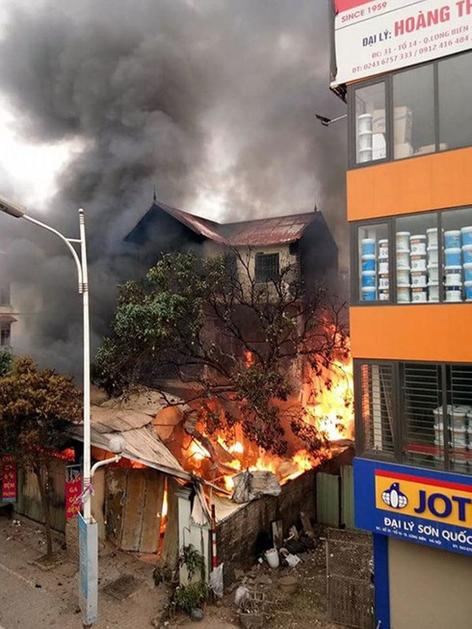 Shop fire in Hanoi kills one woman - 1