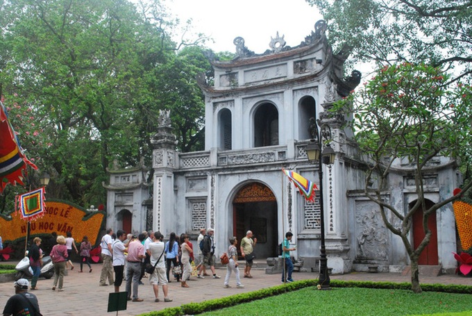 Hanoi officials oppose ban on Temple of Literature parking lot - 1
