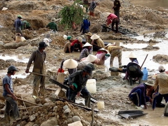 Pirate gold mining threatens livelihoods - 1
