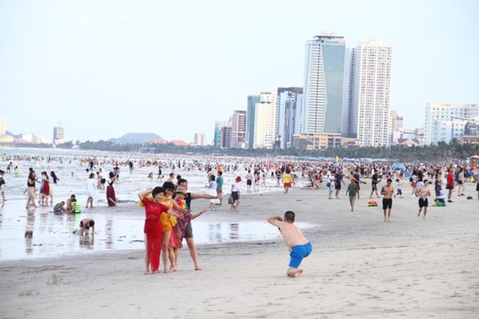 Bathers suffer rashes at Da Nang beaches - 1