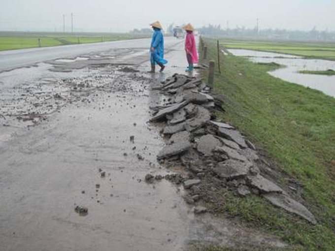 Road in shambles because of cheap construction - 2