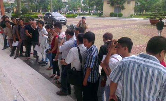 Vietnamese football fans queue for Vietnam-Arsenal match tickets - 1 Vietnamese football fans queue for Vietnam-Arsenal match tickets - 1
