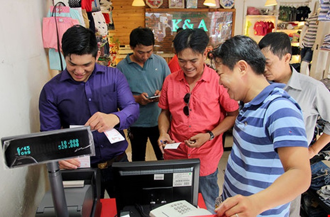 People flock to buy lottery tickets - 1