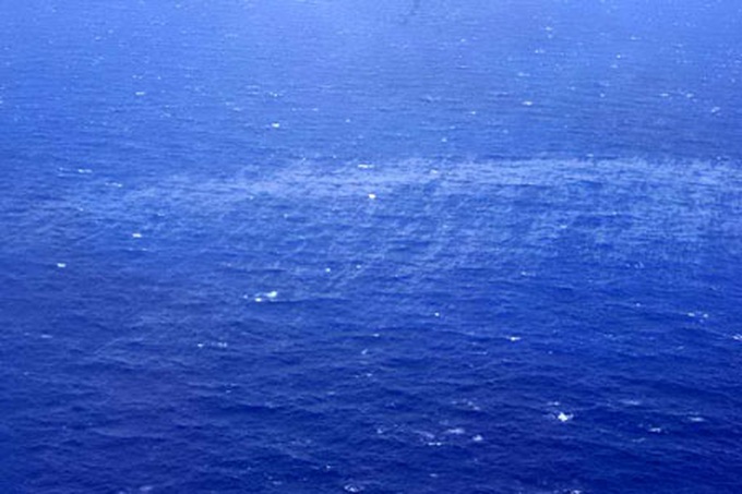 Oil spotted in remote ocean ends hope for missing ship - 1