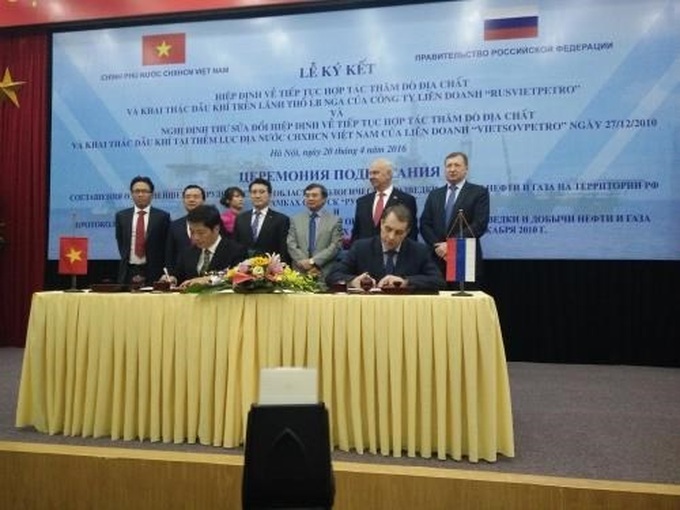 Vietnam, Russia sign deals on further oil and gas exploitation - 1