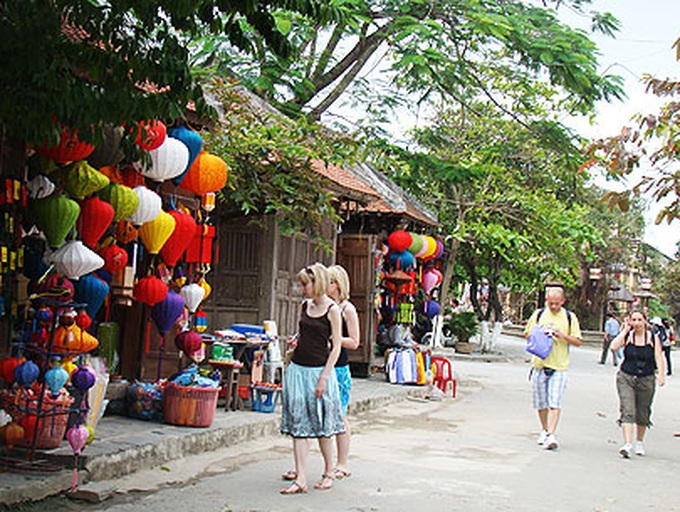 Vietnam welcomes nearly seven million foreign visitors - 1