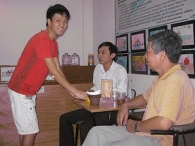 Disabled children learn life skills at Hanoi cafe - 1