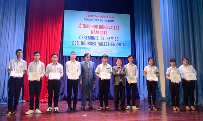 Students in Vietnam’s central region receive Vallet scholarships - 1