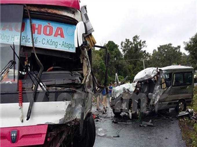 Head-on collision kills one, injures seven Vietnamese in Laos - 1