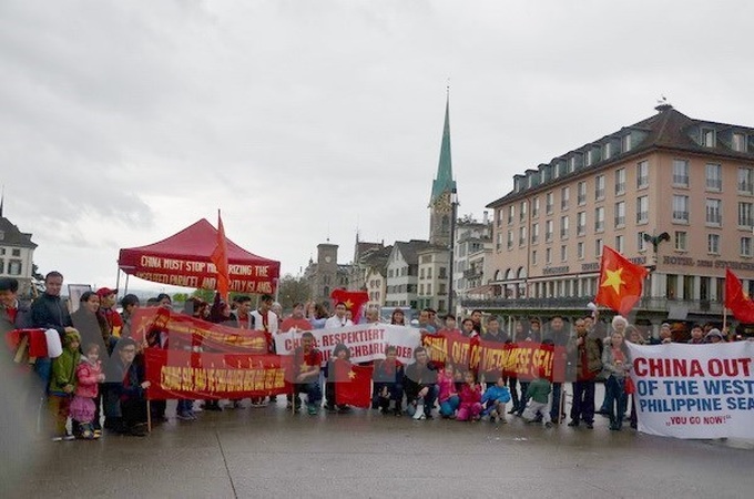 Vietnamese in Switzerland protest China’s illegal acts in East Sea - 1