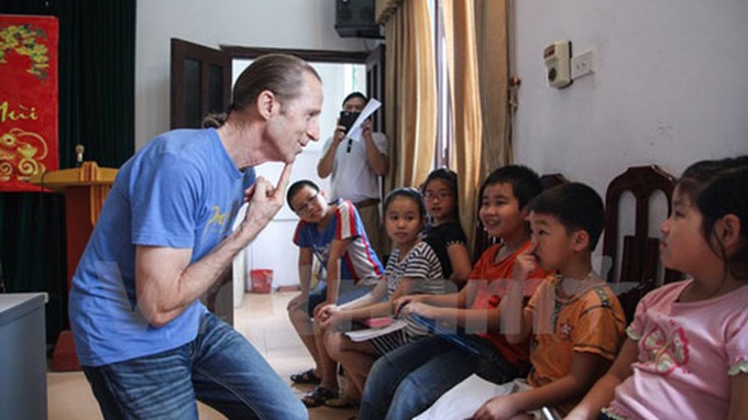 US war veteran opens free English classes in Hanoi - 2