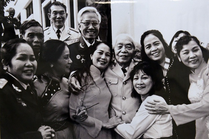 Leaders congratulate General Giap on 102nd birthday - 1