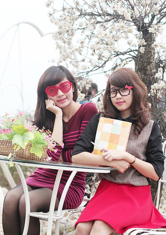Young Hanoians descend on flower villages for photo shoots - 5