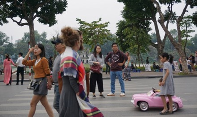 Hanoi seeks ways to improve and extend pedestrian street experiment - 1