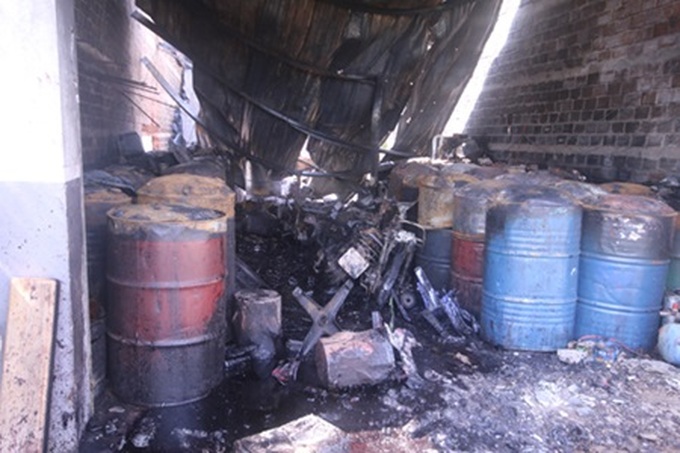 15 firefighters suffer injuries in paint store fire - 1 15 firefighters suffer injuries in paint store fire - 1