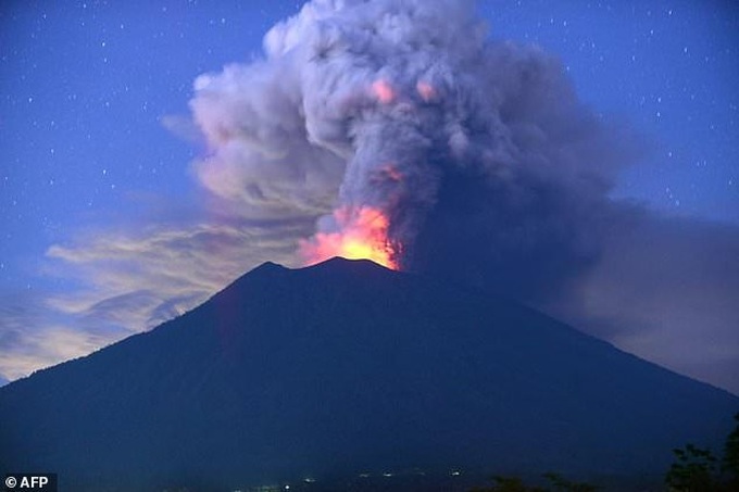 Ash from rumbling volcano forces Bali airport to stay shut - 1 Ash from rumbling volcano forces Bali airport to stay shut - 1