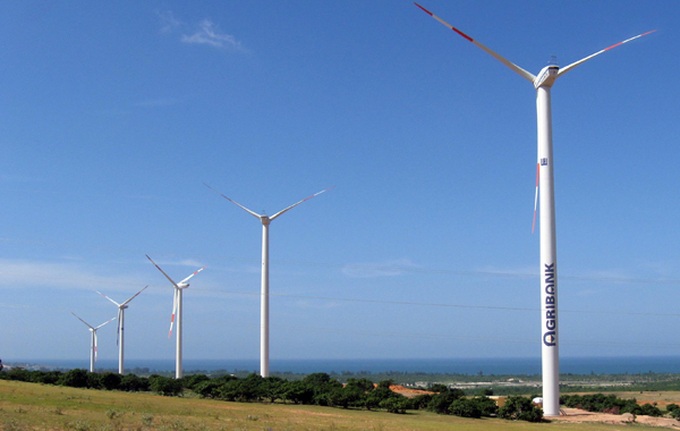 Wind farm investors line up despite poor track record - 1