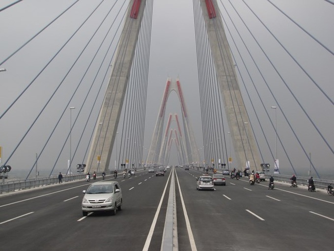 Visitors cause chaos on Nhat Tan Bridge on opening day - 1 Visitors cause chaos on Nhat Tan Bridge on opening day - 1