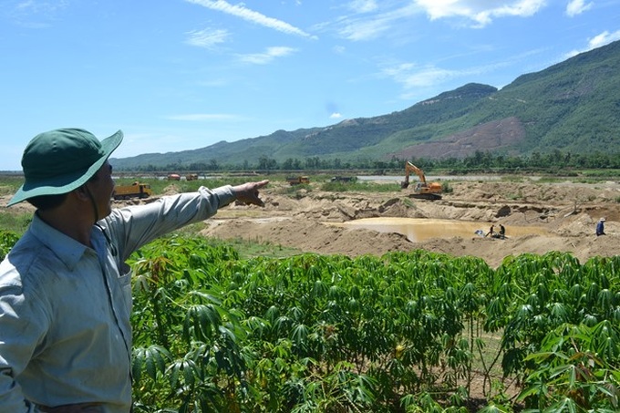 Quang Nam lcoals protest over sand overexploitation - 2