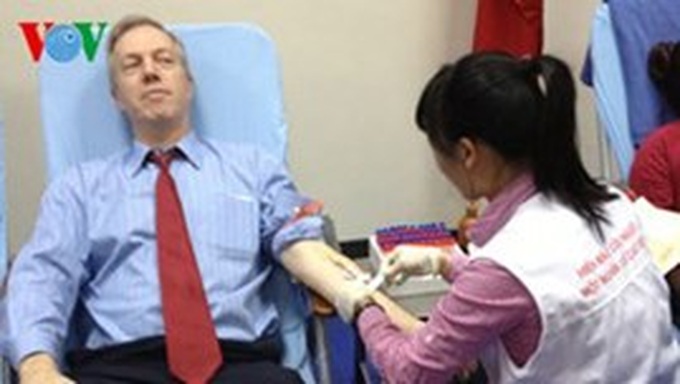 US Ambassador donates blood ahead of Tet - 1