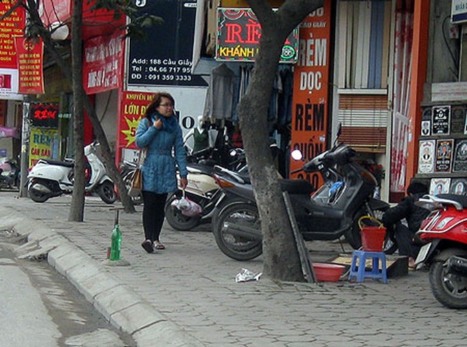 Illegal petrol stands in Hanoi flout ban - 2
