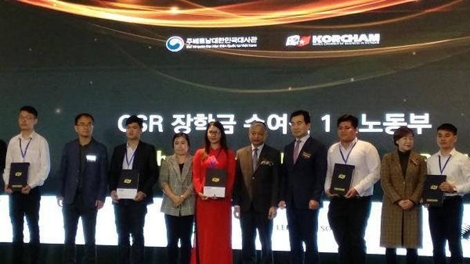 RoK firms present scholarships to 90 outstanding Vietnamese students - 1