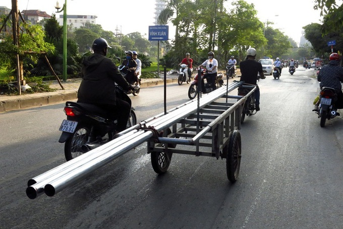 Metal-carrying motorbikes threaten traffic safety - 1