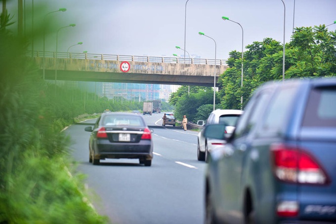 Motorbike drivers risk their lives on Hanoi highway - 9