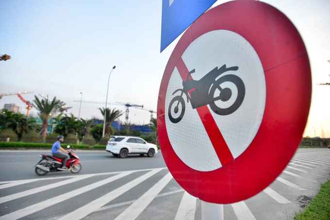 Motorbike drivers risk their lives on Hanoi highway - 2