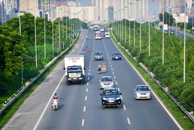 Motorbike drivers risk their lives on Hanoi highway - 4